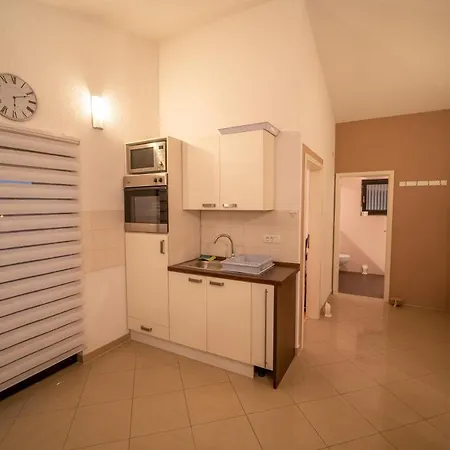 Twins Markovic Apartment Pula